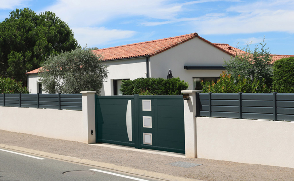 Installation portail moderne en aluminium gris anthracite