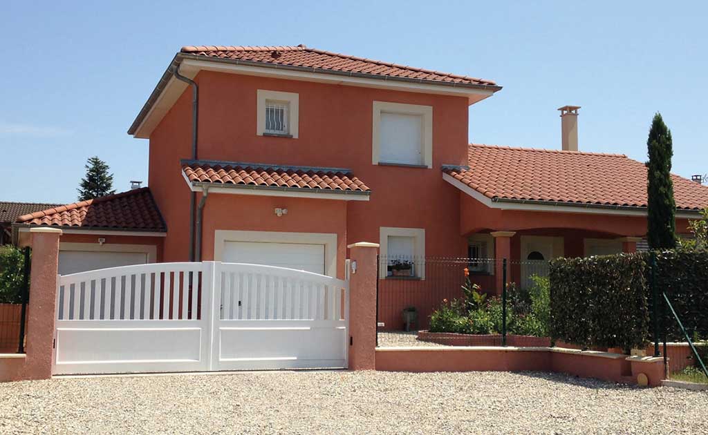 Portail en PVC blanc simple dans une entrée de maison