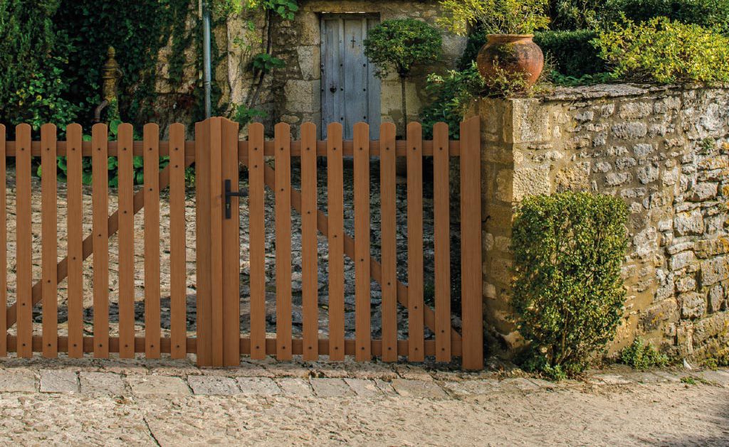 Portail en bois installé dans un environnement naturel