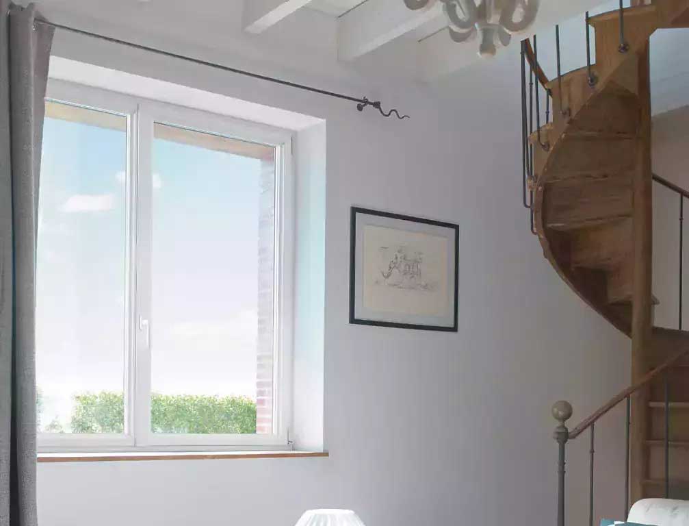 Fenêtre en aluminium à profil fin sur maison moderne avec baie vitrée