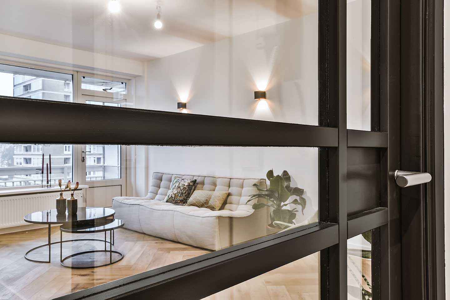 Porte d’intérieur verrière noire avec vitrage transparent dans un intérieur lumineux style industriel