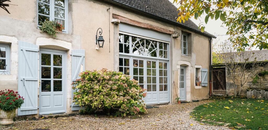 Menuiseries bois double vitrage sur maison en tuffeau rénovée à Saumur
