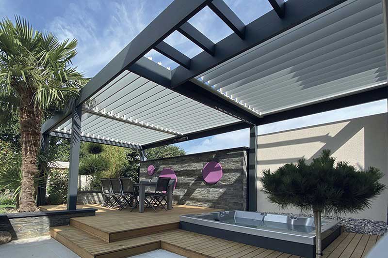 Pergola sur terrasse d’une maison rénovée à Saumur