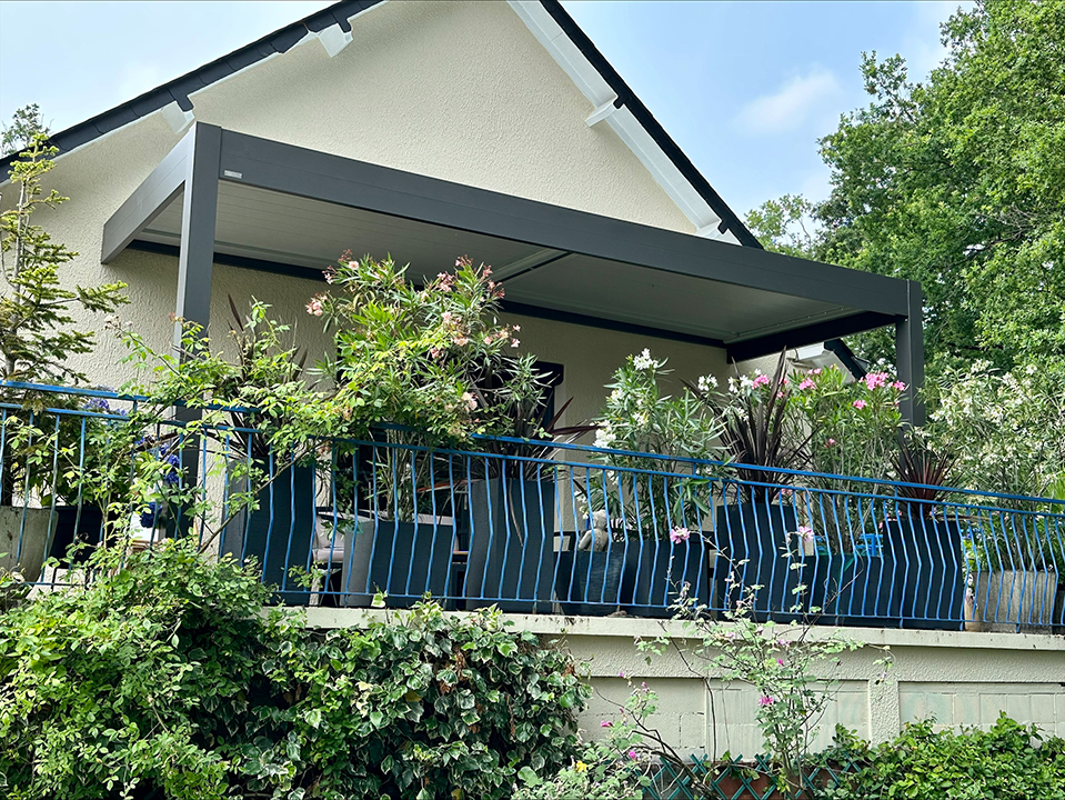 Pergola bioclimatique en aluminium anthracite installée sur une terrasse en étage, réalisation Clin Menuiserie à Saumur
