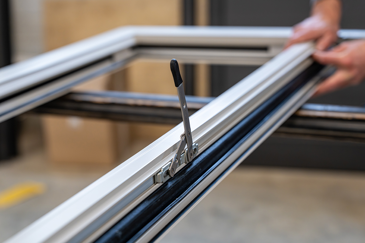 entretien-minimal.webpFenêtre en aluminium blanc vue de l'intérieur, profilés épurés sans entretien