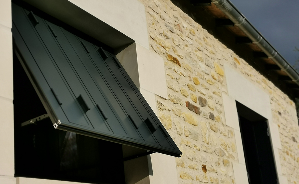 Détail d'une persienne repliable en aluminium ouverte