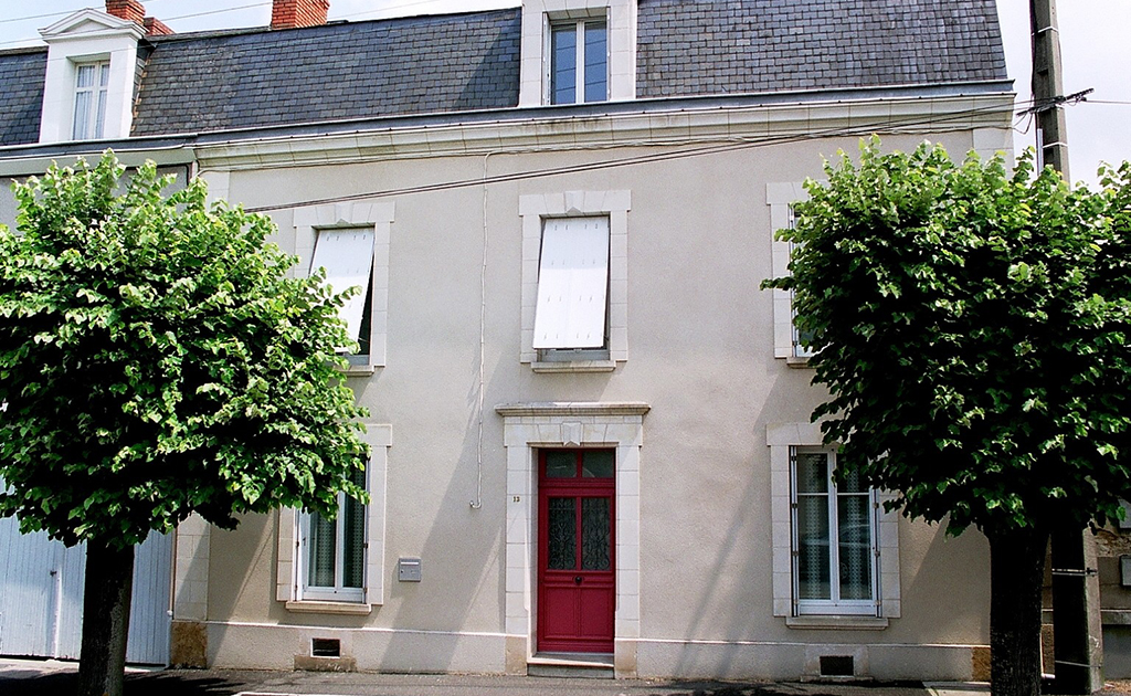 Persiennes repliables PVC posées sur une maison ancienne