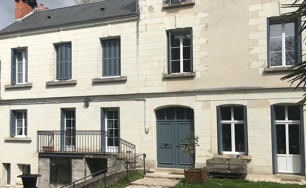 Persienne tourangelle en bois, un choix apprécié sur les façades de caractère du Saumurois