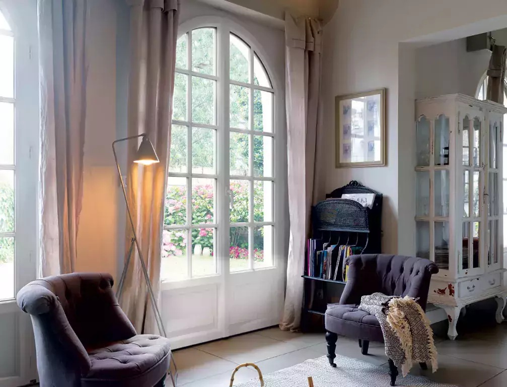 Porte fenêtre en PVC blanche dans une maison de campagne