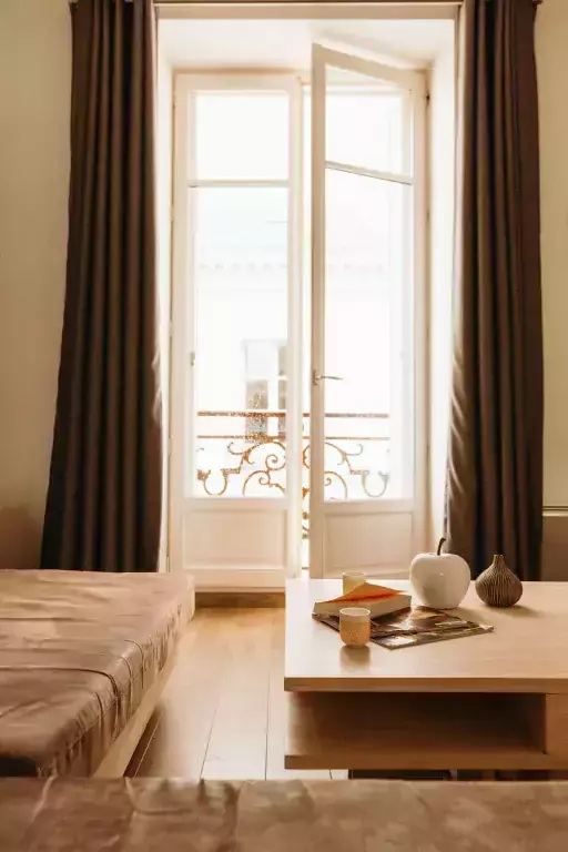 Porte fenêtre en bois traditionnelle installée dans un appartement