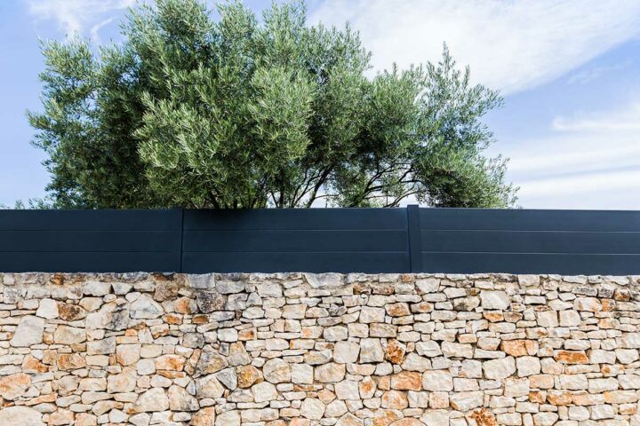 Clôture aluminium : allier sécurité et esthétique chez soi
