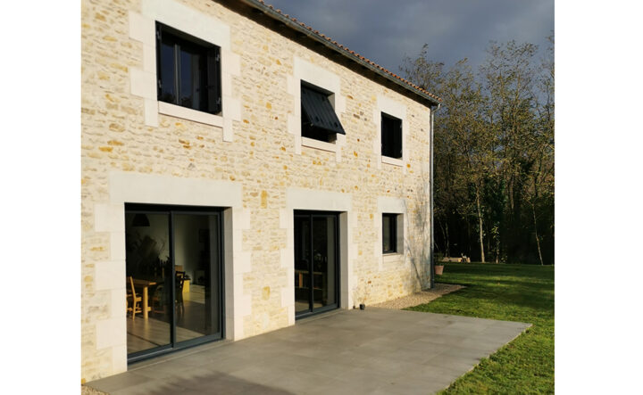 Persienne à Saumur : bien sécuriser sa maison avant de partir en vacances