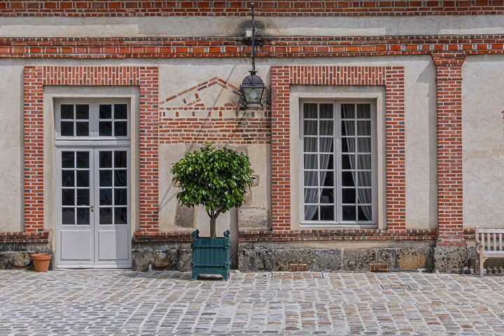 Porte d&rsquo;entrée isolante : quel matériau choisir pour passer l&rsquo;hiver au chaud ?